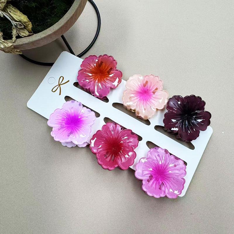 European & American 4CM Frangipani Claw Clip Hairpin - Fashionable Vacation Floral Accessory.