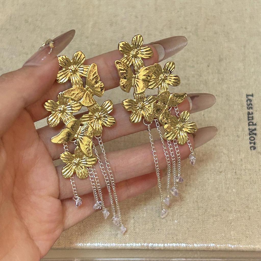 Exaggerated 3D Flower Pearl Earrings: Light Luxury, High-End Metal Style Studs