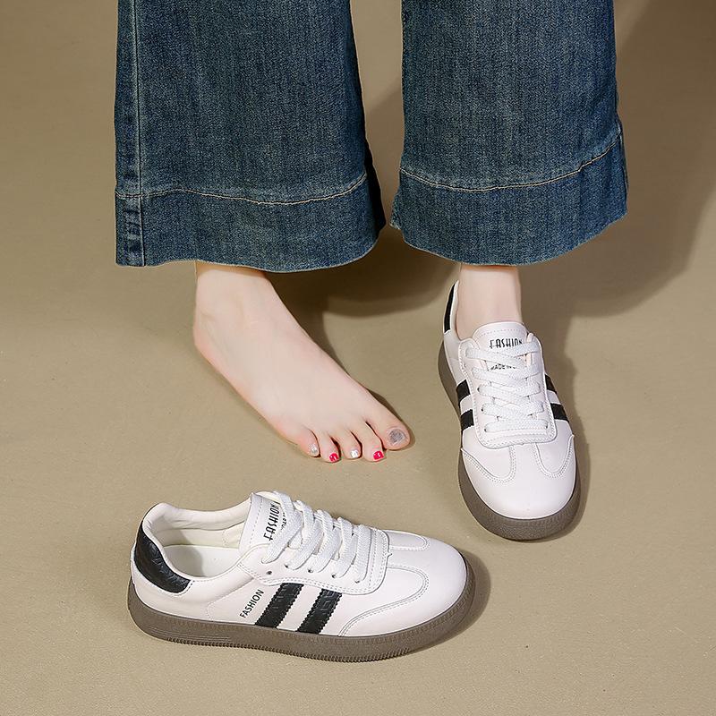 Weiße Schuhe vielseitig Frühling und Herbst flache Plateau-Trainingsschuhe klein 2025 Sommer neu Mädchen Internet-Berühmtheit Bestellungen steigen lässige Sportschuhe