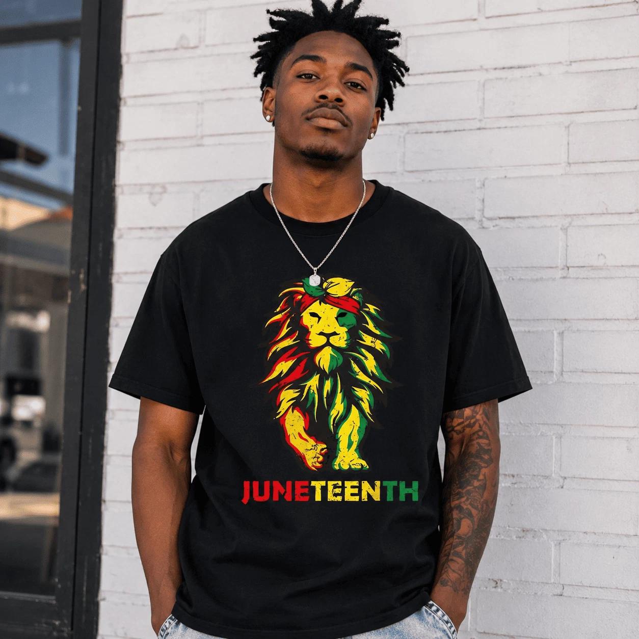 Lion Juneteenth Black History Afro Flag Vintage Men s Graphic T-Shirt XXL