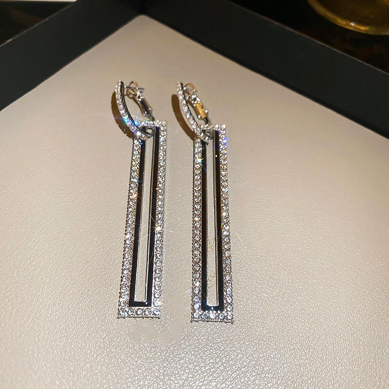 Vintage Silver Black Tassel Geometric Round Stud Earrings for Women - Elegant High-End Design