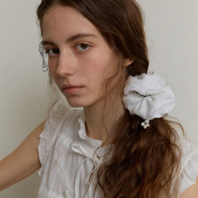 SOCKS APPEAL pearl hair scrunchie jacquard white