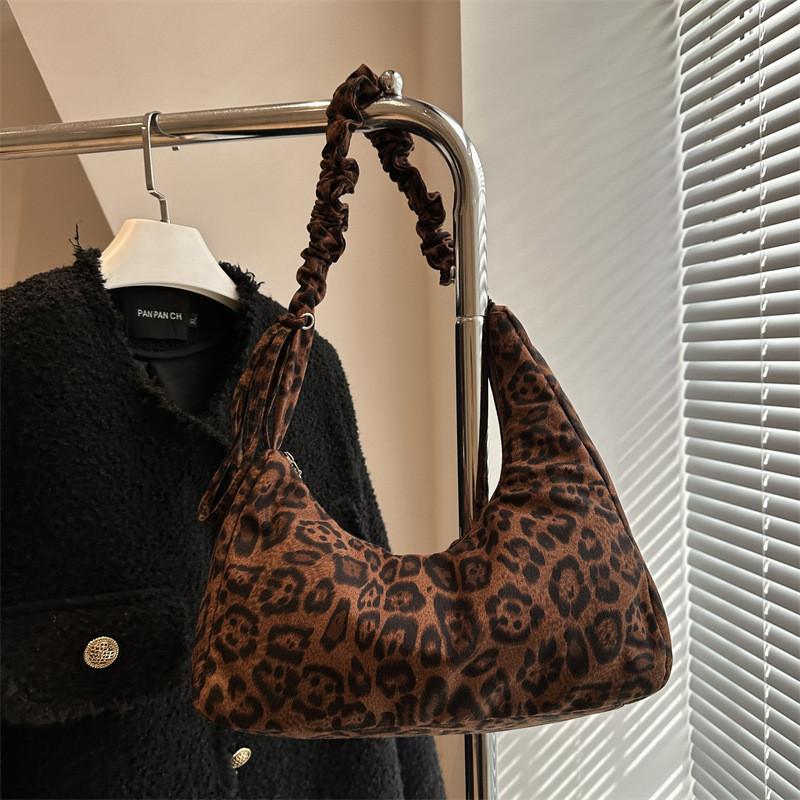 

Trendy Retro Pillow Bag For Women Spacious Everyday Tote Bag For Work And Commuting коричневий