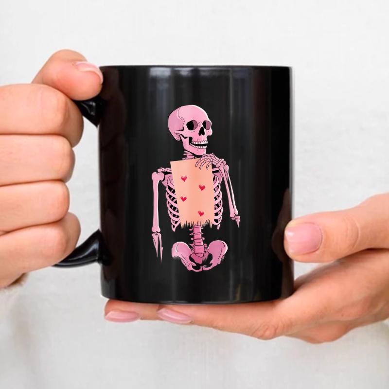 Black ceramic cup with a pink skull holding heart pattern, suitable for Halloween and Valentine s Day чёрный