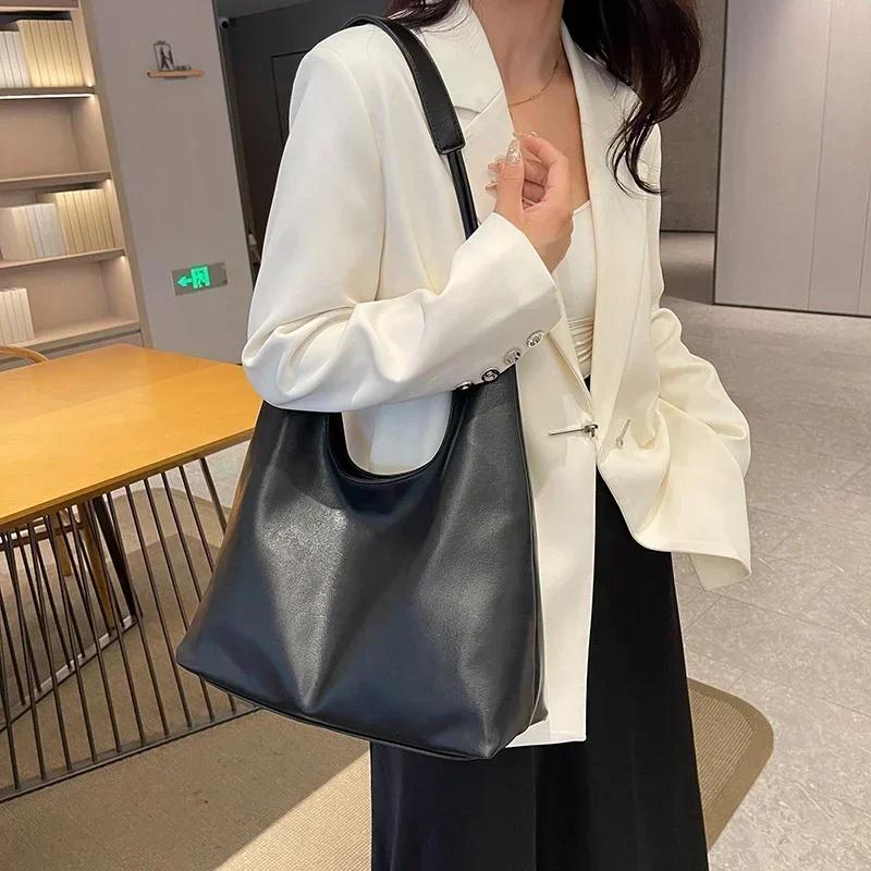 New Solid Color Plutonium Western Style Buckle Shoulder Bag for Women Hot Sale Simple Fashion Soft Simple Travel Bag