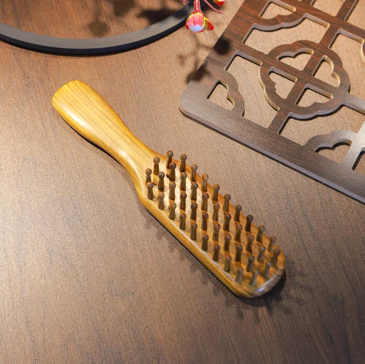 

Массажная расческа из рога быка и сандалового дерева с изогнутой ручкой и зубьями-иголками для мужчин и женщин