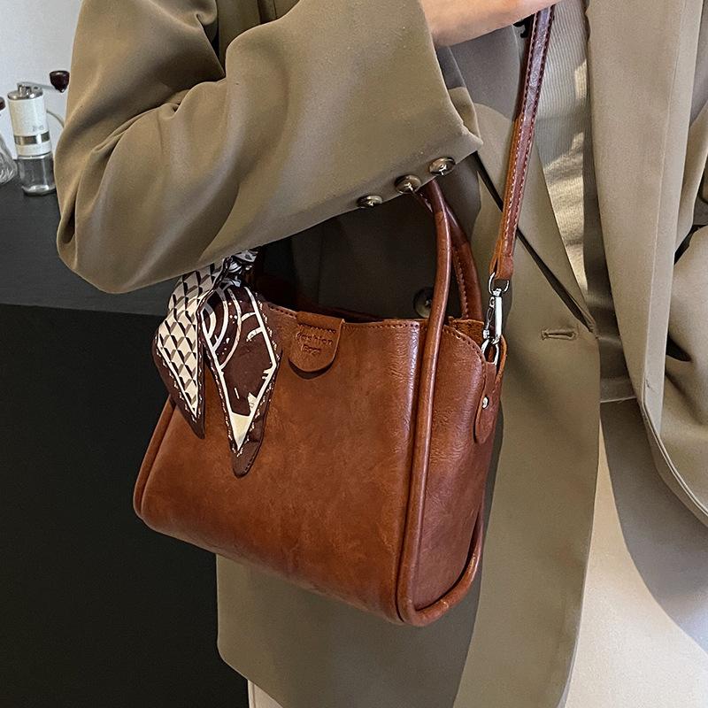 This Year, Korean Niche Retro and Simple Portable Bucket Bags Are Popular, Fashionable and Versatile Commuter Textured Women's Messenger Bags.