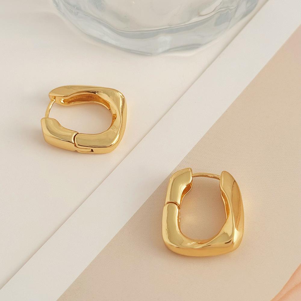 French-Inspired U-Shaped Gold-Plated Twist Earrings for Women: Unique Niche Design with a Sophisticated Touch