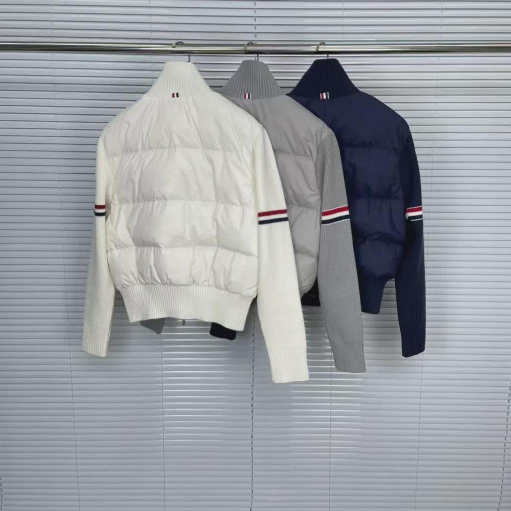 Neuer College-Stil Stehkragen Strickjacke mit farbigen Ärmeln und Füllung aus weißen Entendaunen