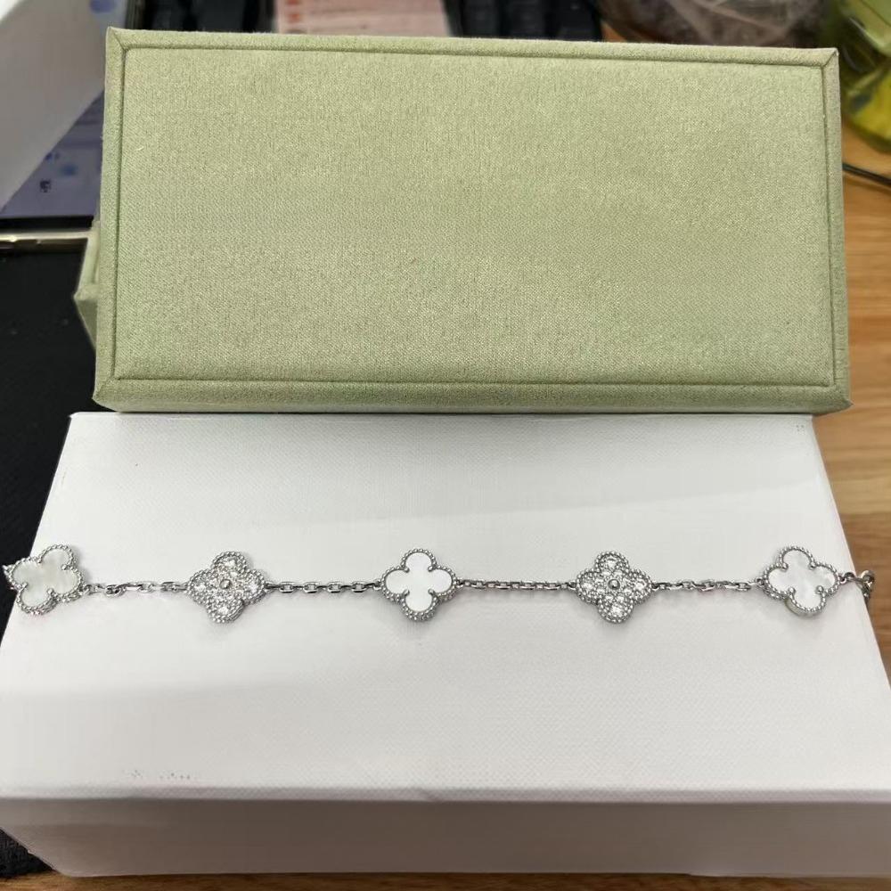 Vierblättriges Klee- und Fünfblüten-Armband mit rotem Achaten - Ein Geschenk für deine Freundin