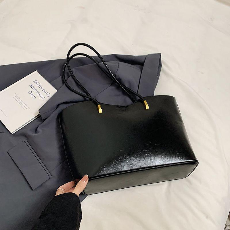 

Fancy Oil Wax Leather Large Capacity Bag Women s 2025 New Arrival Autumn and Winter Commuter Shoulder Bag Satchel Tote Bag Black without pendant