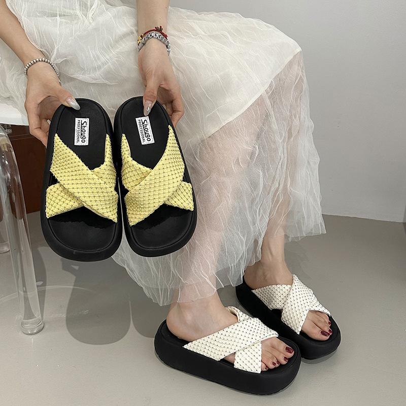 French Outer Wear Small Fragrant Wind Thick Bottom Slippers Women 2025 Summer New Internet Celebrity Fashion Versatile Beach Sandals