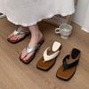Strand-Flip-Flops Damen Sommer Internet-Berühmtheiten 2025 Mode Casual Rutschfest Oberbekleidung Koreanische Version Zehensteg Urlaub Coole Hausschuhe Tide