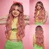 28 Zoll langes lockiges Haar mit Farbverlauf in Braun und Rosa mit Ombre-Effekt und langem Pony. Elegante und modische Kunsthaarperücke für Damen