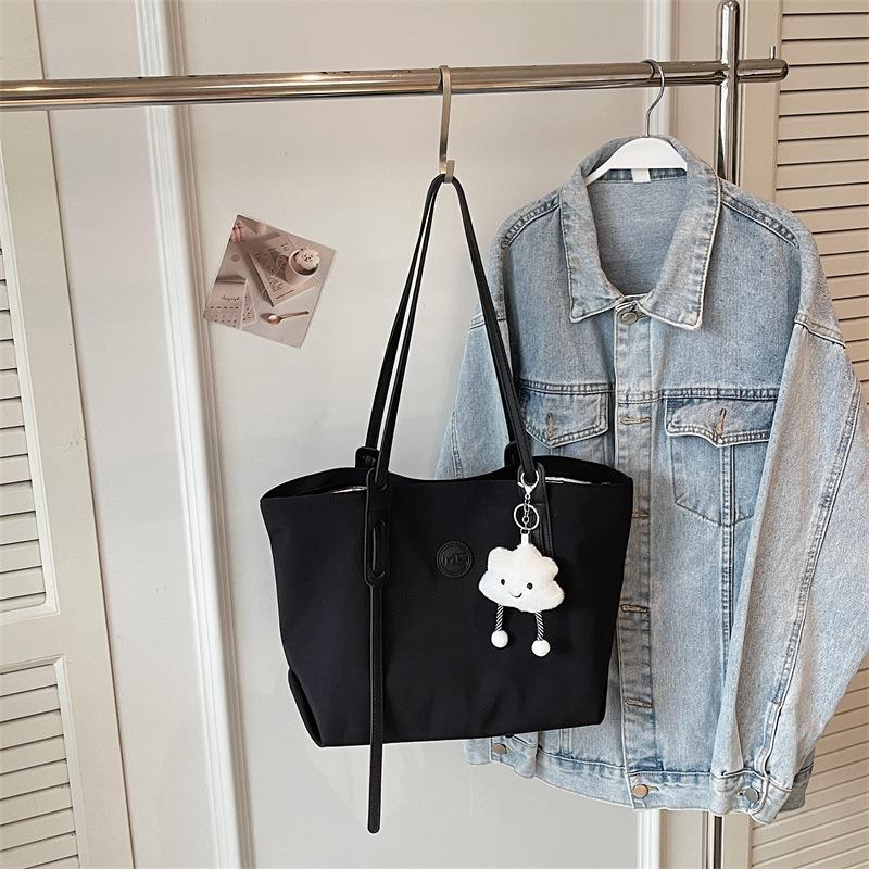New Retro Large Capacity Tote Bag for Women Fashion Simple Fresh Texture Shoulder Underarm Bag for Daily Work Commute Bag