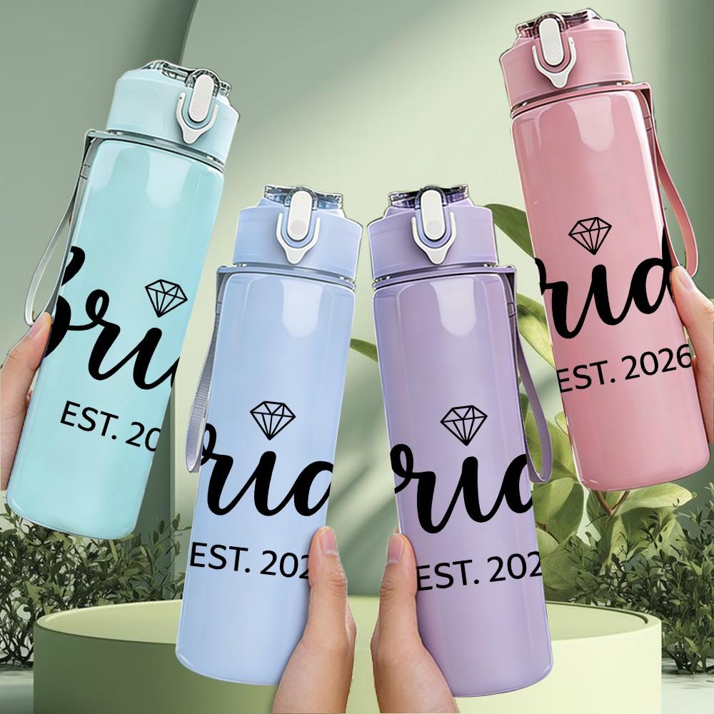 1PC Bride EST 2026 Minimal Script 750ml Color Plastic Sports Water Bottle Leakproof Flip Straw Lid Suitable for Sports Office Home Use