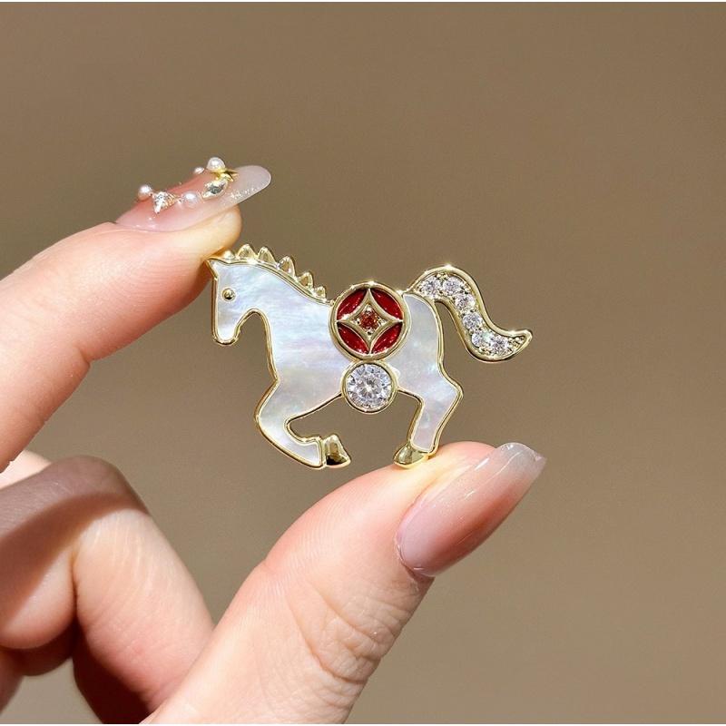 Fashion New Year Red Pony Brooch Exquisite Zodiac Horse Brooch Pin For Women Men Temperament Suit Lapel Corsage Accessory Gift