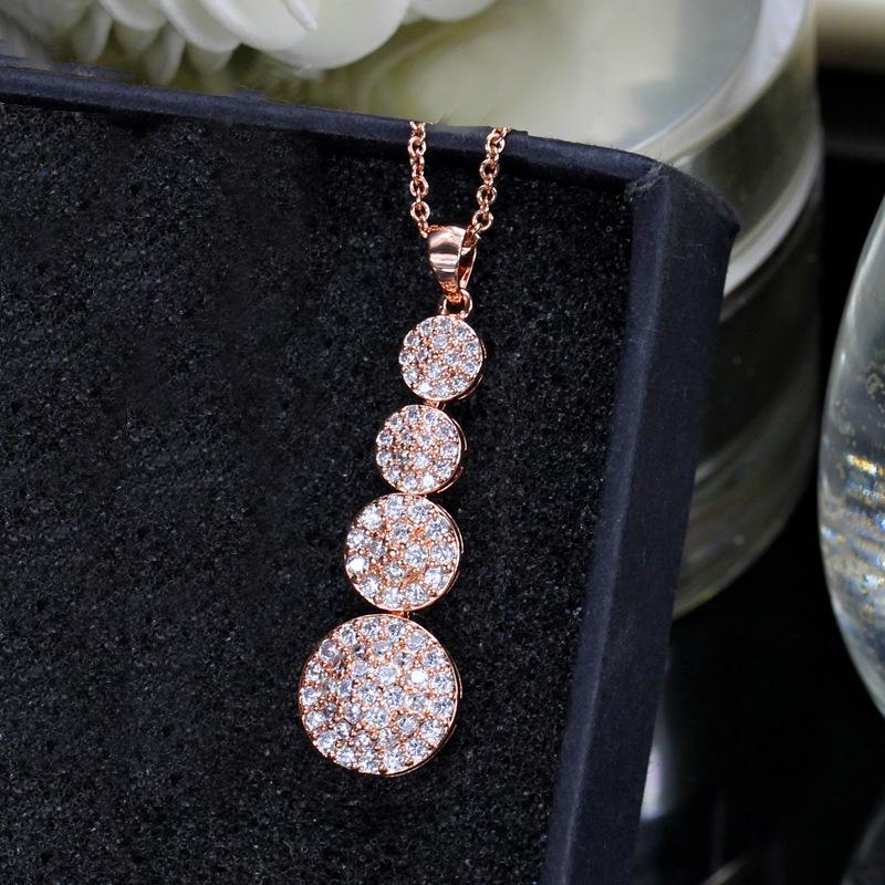 

Круглый сверкающий длинный кулон в виде капли воды, высококачественное покрытие из настоящего золота, микро-инкрустация цирконами.