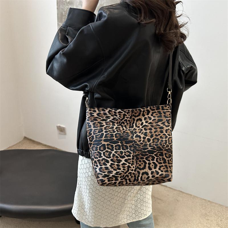 Leopard Print Bucket Bag For Women With Polyester Material And Zip Closure For Daily Casual Use