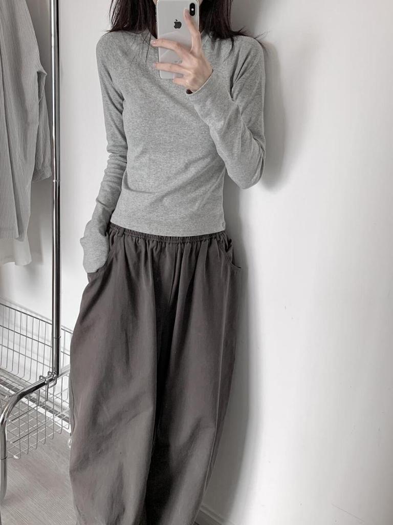 Women's Slim-Fit Retro Gray Cotton Long-Sleeve T-Shirt - Flattering Shoulders, Solid Color, Ideal for Early Autumn Layering