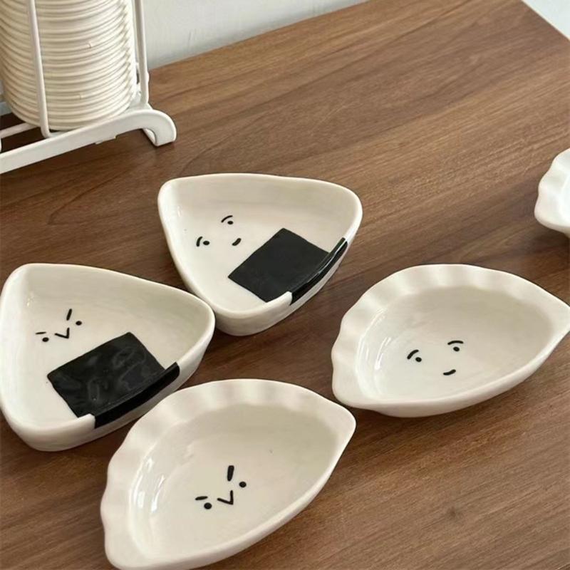 Mini Triangular Ceramic Sauce Dish Perfect For Sushi And Bentos Enhancing Dining Experience With Heat Resistant Design