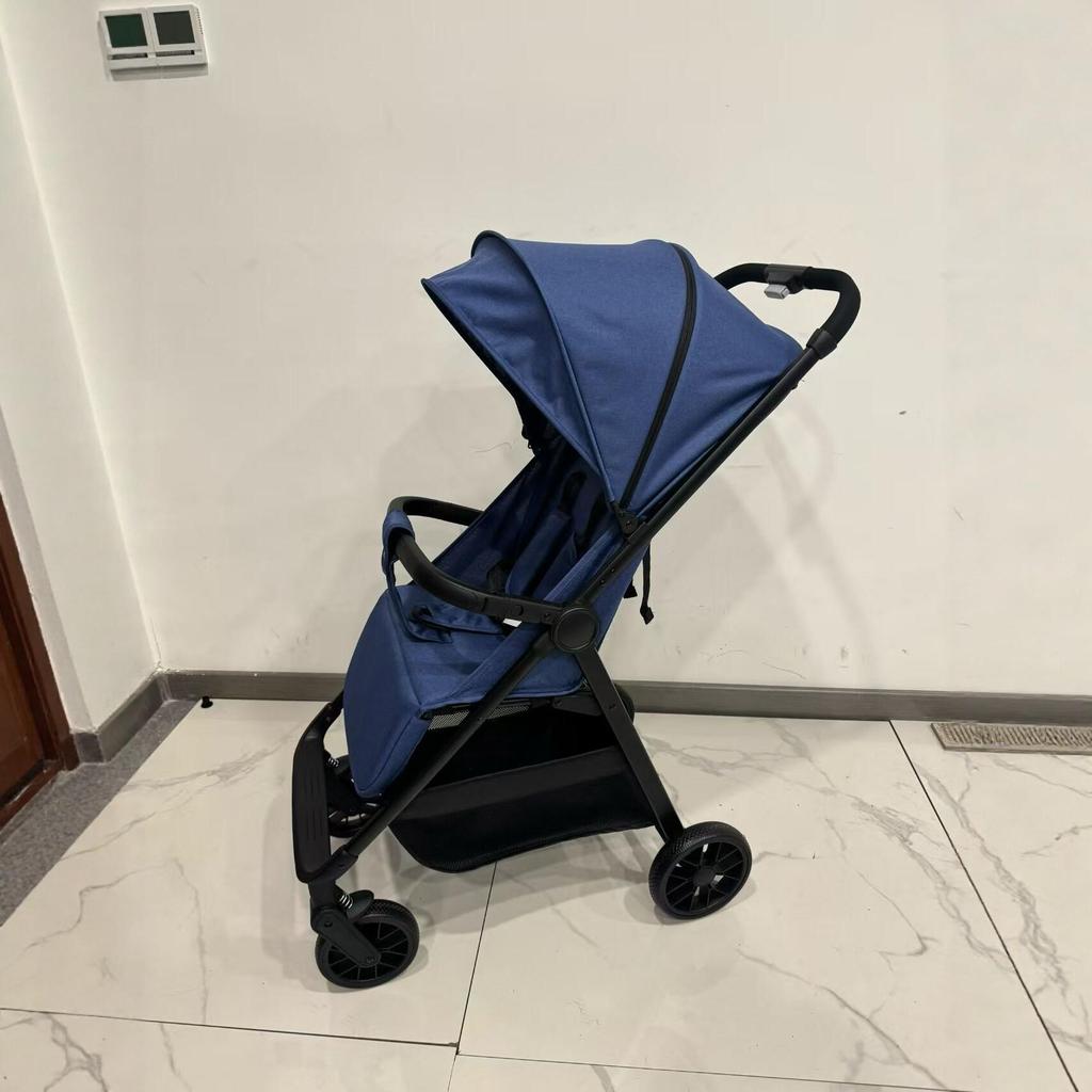Passeggino leggero, ammortizzato e pieghevole per bambini fino a 3 anni, permette di sedersi o sdraiarsi, offre un'alta visibilità.