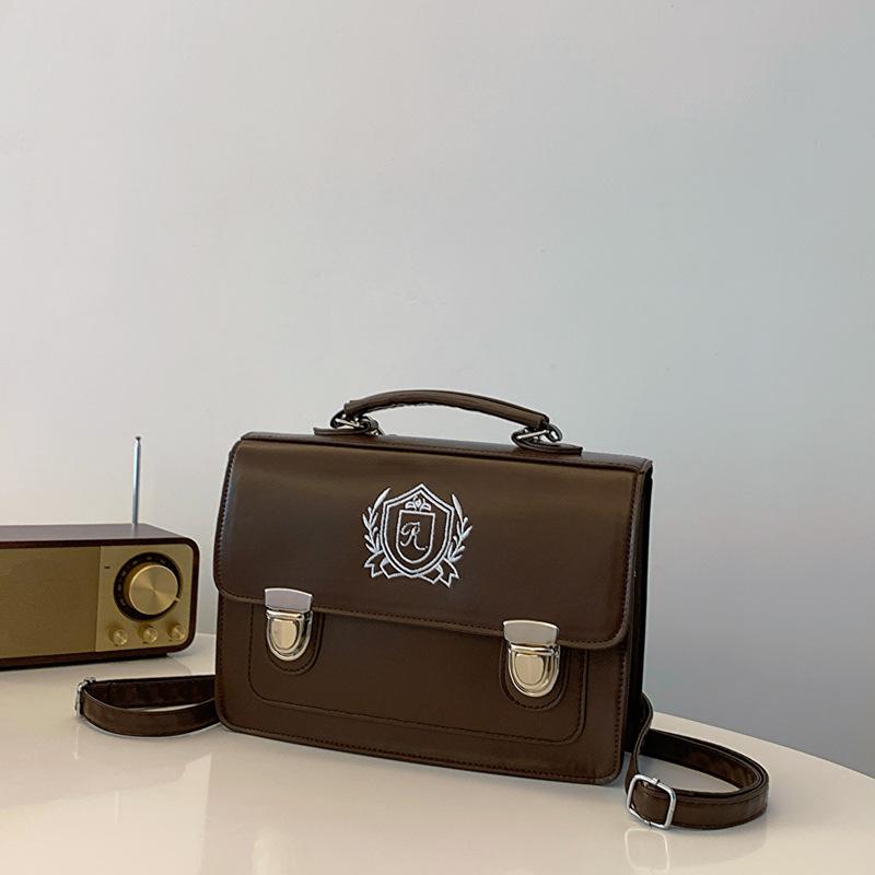 Spring large-capacity new temperament fashion design single shoulder messenger retro personalized portable messenger bag