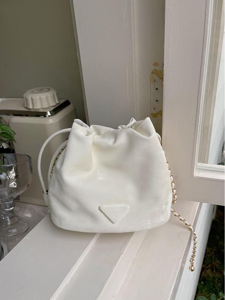 Puszysta Kremowa Różowa Torba Wiązana na Łańcuszku - Modna, Wszechstronna Torba Wiaderko na Ramię i Przez Ramię