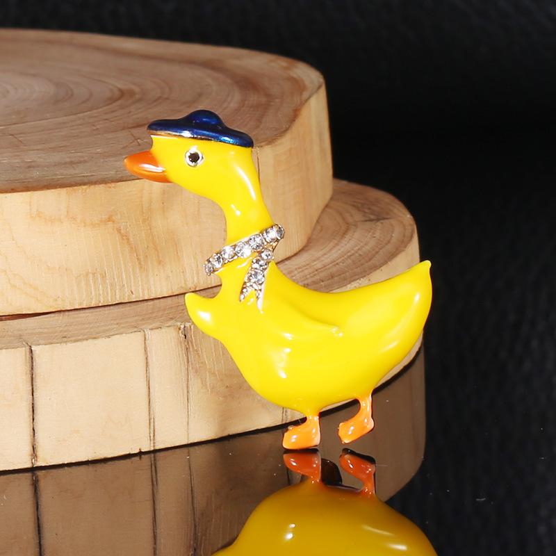 Fashion Cute Dripping Duck Brooch Alloy Yellow Animal Pin Simple Clothing Accessories Pendant Dual-use Fashion Accessories