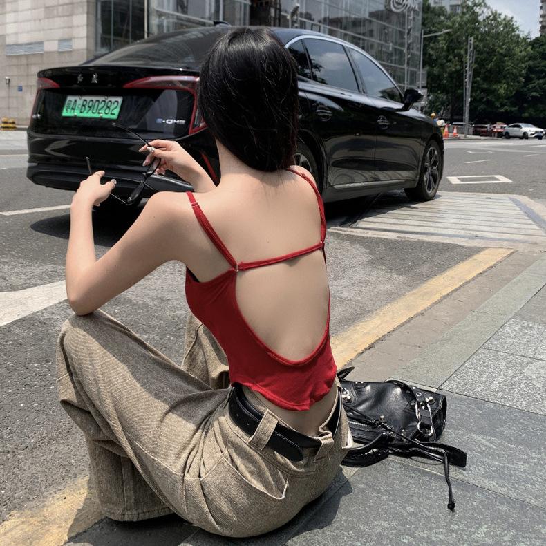 Con chaleco halter, corte entallado puro para llevar por fuera, una belleza sexy de verano sin mangas con almohadilla para el pecho.