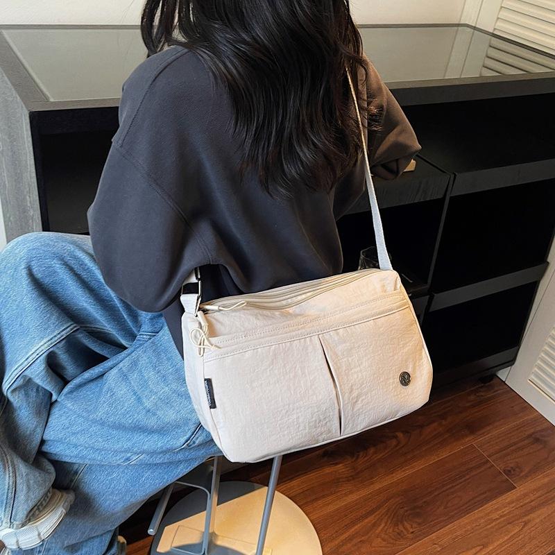 Niche design casual fashion trend shoulder messenger bag 2025 autumn new foreign style women texture small square bag