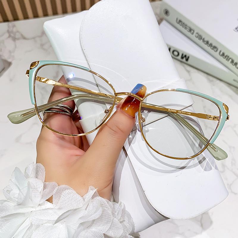 Cat's eye stainless steel floral pattern gold leg glasses frame versatile plain color-changing gray sunglasses can be matched with myopia glasses
