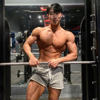 Shorts de couleur unie à bords roulés bouclés pour l'entraînement physique et pantalon trois quarts en fer pour hommes