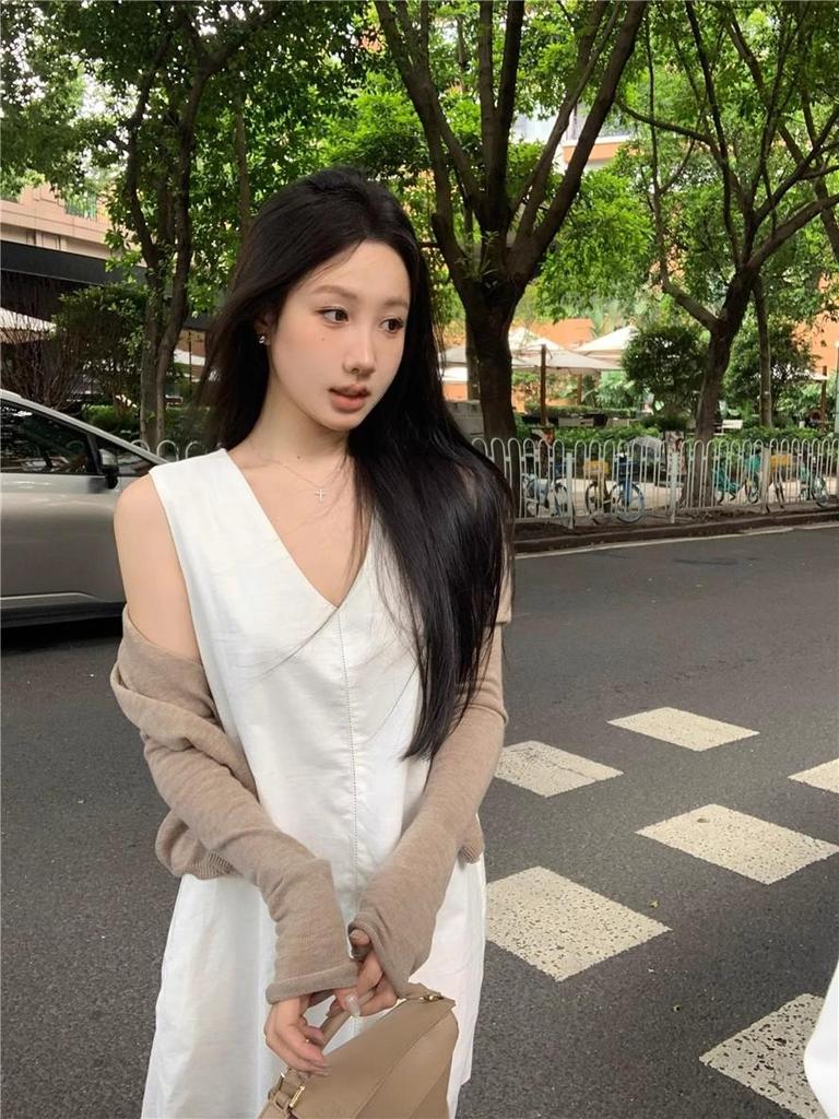 Women's Stylish V-Neck Sleeveless Summer Dress: Loose Fit, Slimming, Solid Color, Short Skirt - New Fashion Collection.