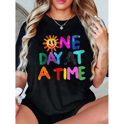 Färgglatt bokstavsmönster med _Varje dags möjlighet_ tryckt Sommar T-shirts Kortärmad Rund hals Toppar Lediga Damkläder