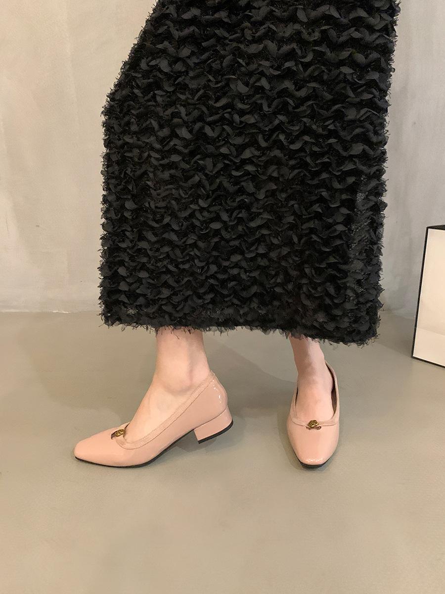 

Xiaoxiangfeng красные туфли для пригородных поездок, женская обувь 2025 года, новые весенне-осенние нежные туфли на низком каблуке с легким ворсом 39