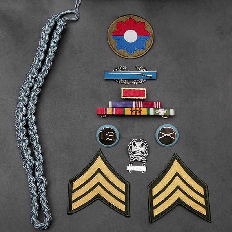 

Набор значков Старая школа Lvchang Аксессуары Значок навыка Квалификационный значок Сержант Сюэлюэ Реквизит для кино и телевидения