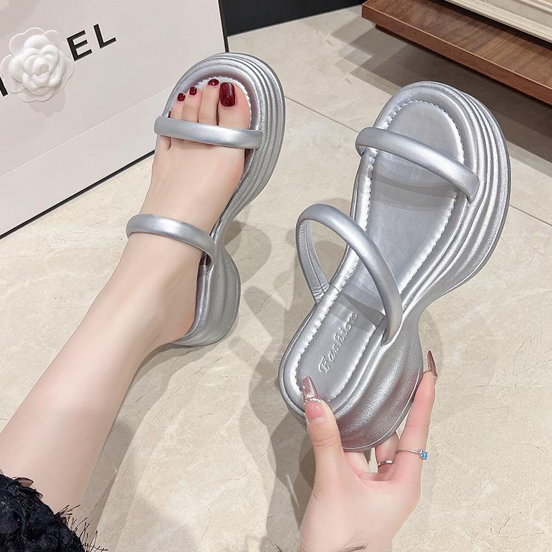 Fairy wind slippers female 2025 summer new muffin thick bottom word with fashion outside wear beach cool slippers