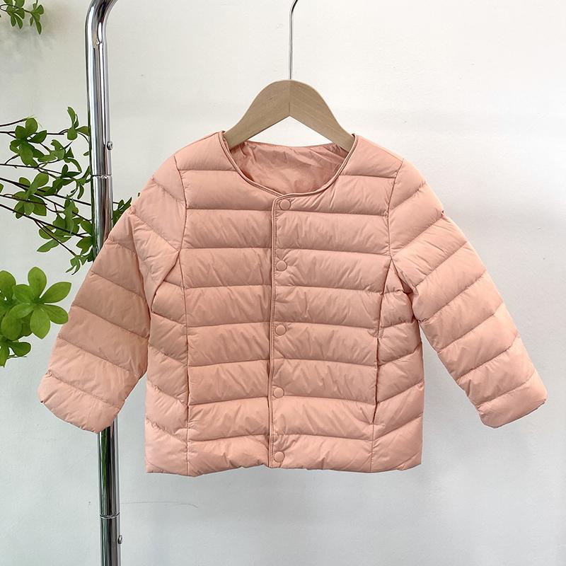 Leichte Daunenjacken für Kinder im Winter werden über dem Innentank getragen.. Im Winter 2025 haben ältere Kinder, Mädchen und Babys weiße Entendaunen.