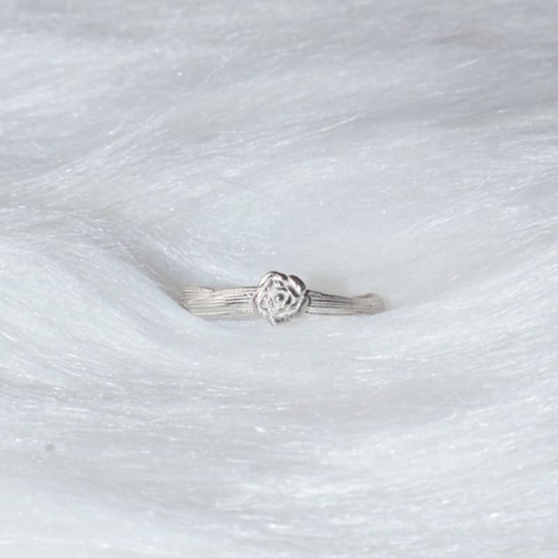 LOASI lovely rose. rose texture ring