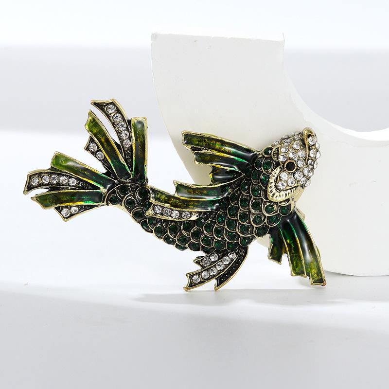 Vintage Rhinestone Fish Brooch for Women Unisex Swimming Fish Animal Party Casual Corsage Pins Gifts
