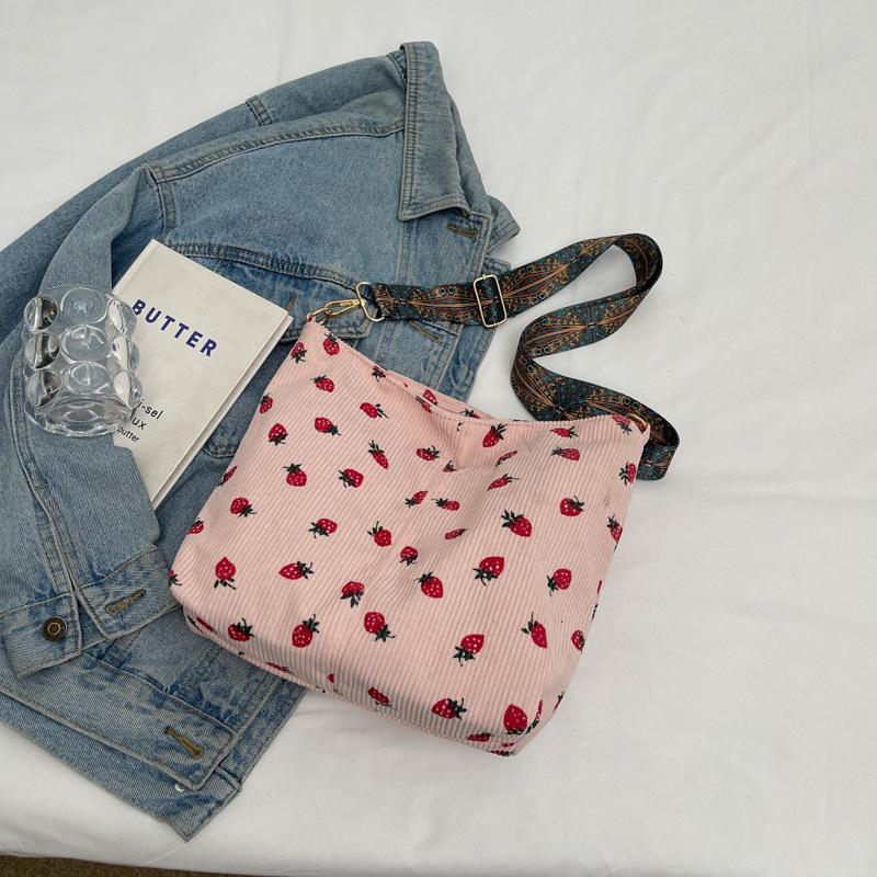 Personalized Fashionable One-shoulder Tote Bag New Beautiful Simple Strawberry Pattern Casual Summer Student Shoulder Bag