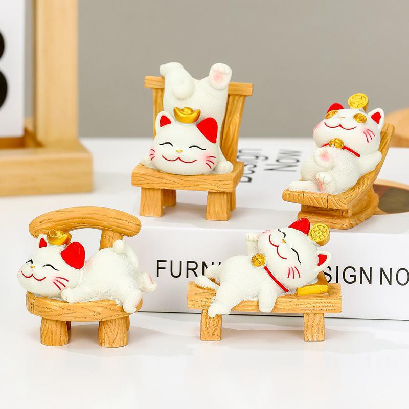 Handmade Resin Lucky Cat Figurine: Cute Desk Decoration and Creative Office Gift 2025