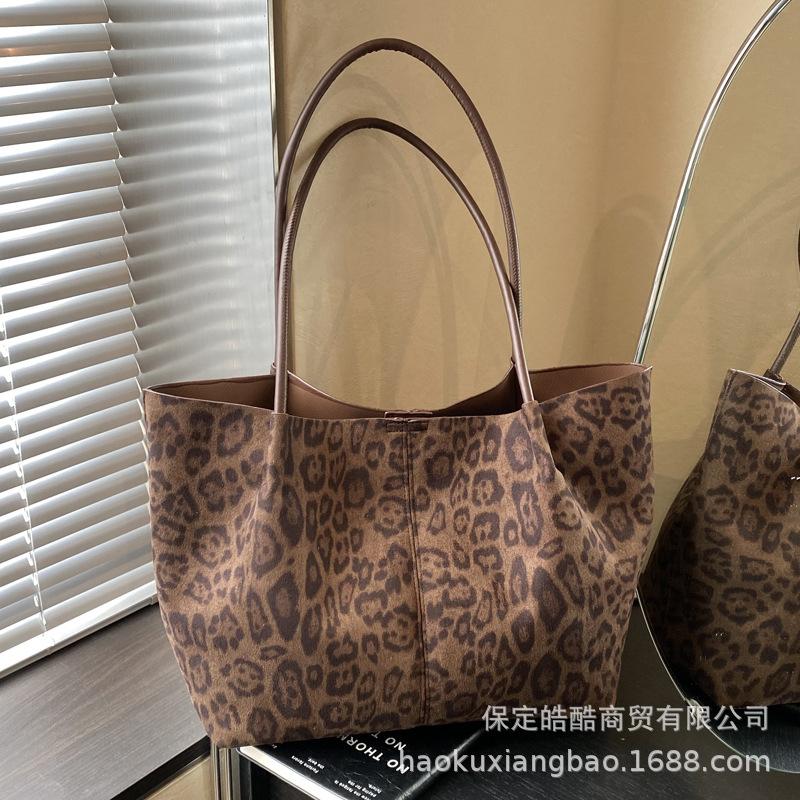 Casual Large-capacity Bag Women's 2025 New Commuter Versatile Shoulder Bag Popular Leopard Print Portable Tote Bucket Bag