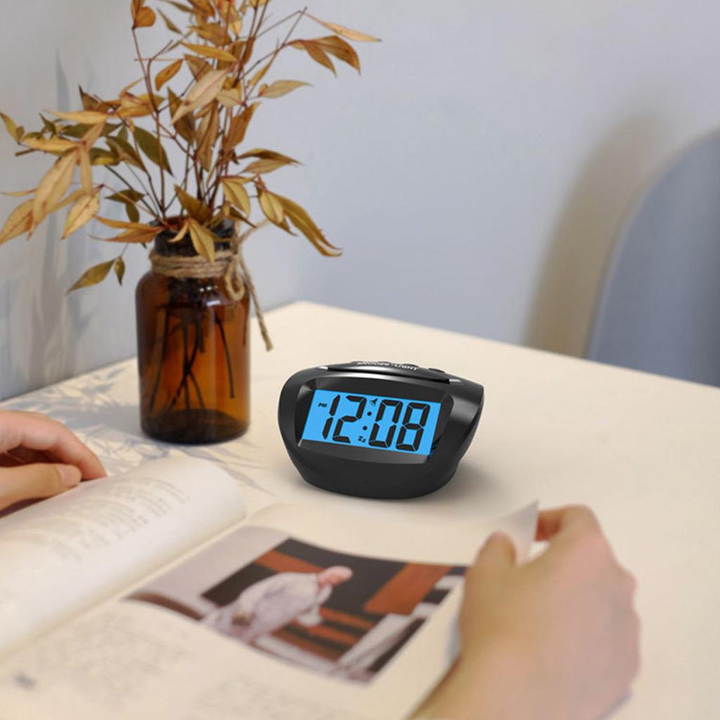 Kleiner digitaler Wecker für Kinder, blaue Hintergrundbeleuchtung, stufenweise regulierbare Alarmlautstärke, einfache Uhr, LCD-Ziffernanzeige, Schlummerfunktion, batteriebetrieben