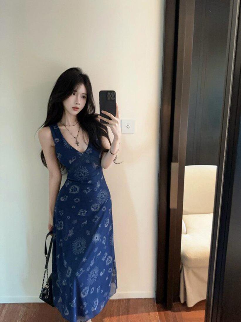 

Retro temperament blue V-neck floral suspender dress women s summer vacation wind seaside beach dress A-word long dress tide S