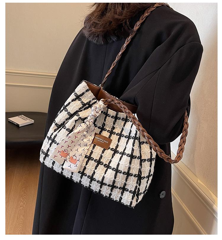 Women's bag tote bag, versatile commuter college students must.