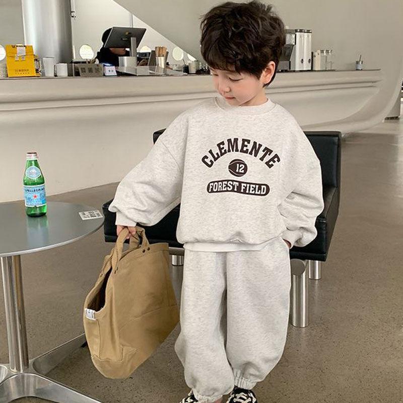 

Модный комплект из двух предметов для мальчиков с буквенным принтом 2023 года и спортивными штанами 100 cm серый