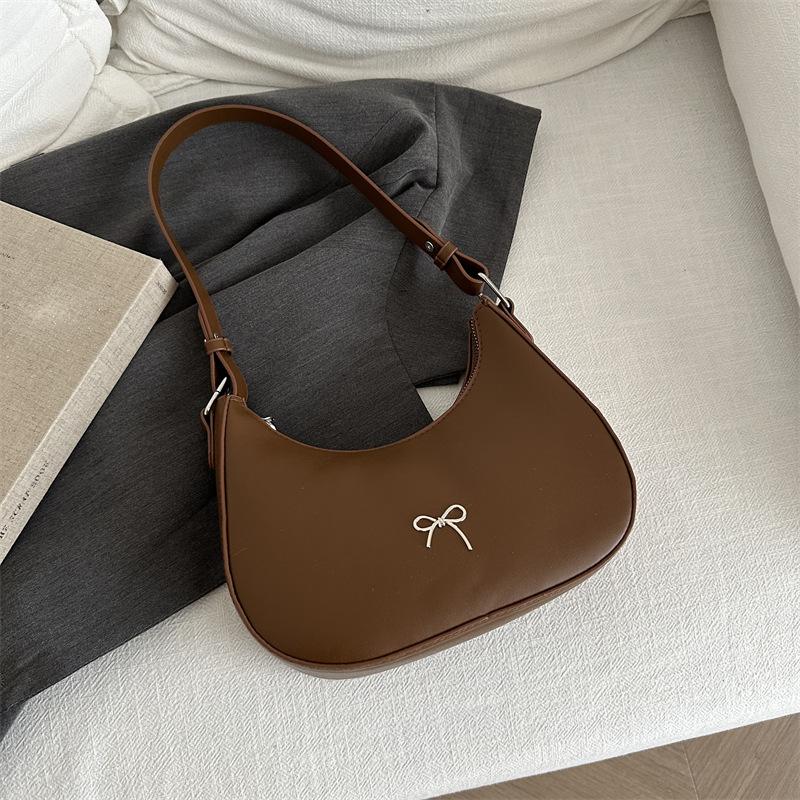 Highend underarm bag women's autumn new fashion versatile shoulder bag niche design baguette handbag