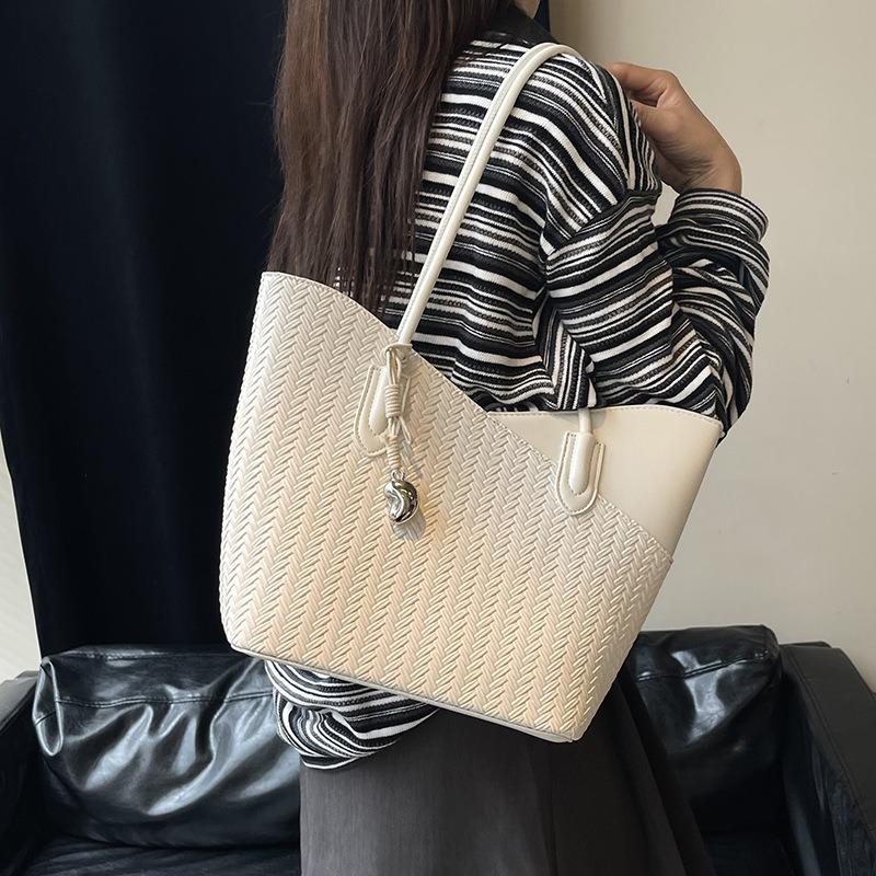 

Premium sense retro commuter large-capacity bag women s summer new popular versatile shoulder bag off білий колір